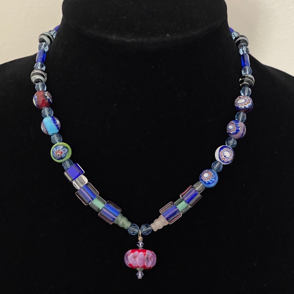 Elegant Necklace Beaded glass.